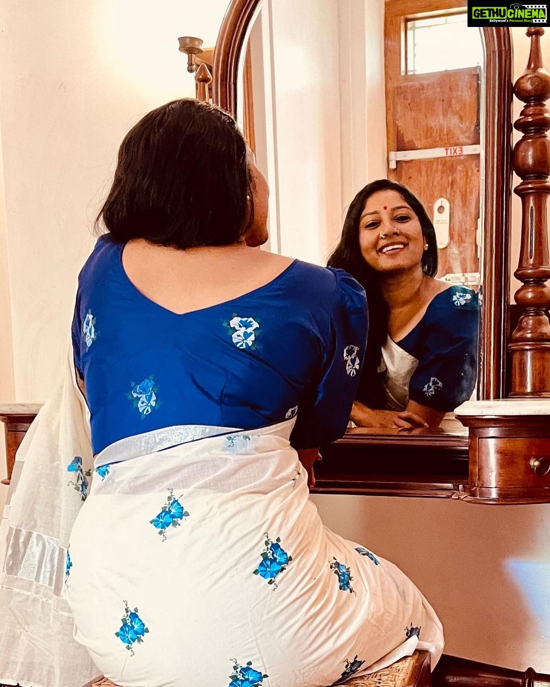 Anumol Instagram - She is a wild child with a gypsy soul That dances with the stars. Love her wild and you will never lose her ❤️🧿🪬🌼 @naithubysruthiprasanth vishnukranthi saree Location @visalam_cghearth and Pamban bridge #anumol #anuyathra #missingmytravels Rameshwaram Pamban Bridge