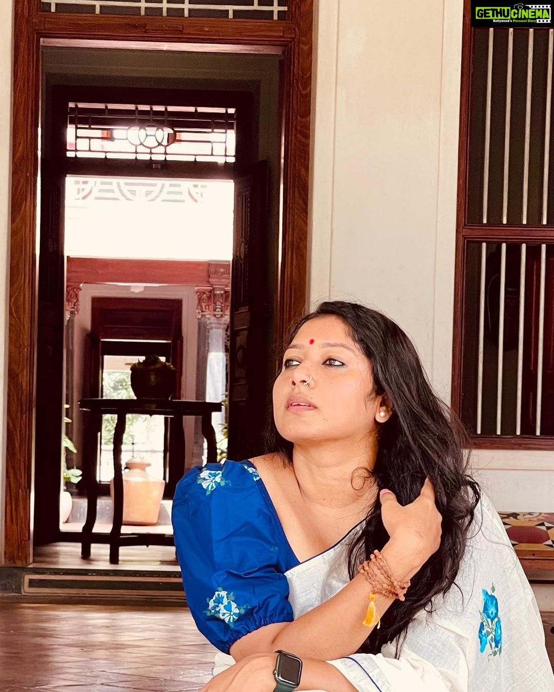 Anumol Instagram - She is a wild child with a gypsy soul That dances with the stars. Love her wild and you will never lose her ❤️🧿🪬🌼 @naithubysruthiprasanth vishnukranthi saree Location @visalam_cghearth and Pamban bridge #anumol #anuyathra #missingmytravels Rameshwaram Pamban Bridge