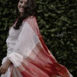 Anumol Instagram - Sunshine ☀️ mixed with a bit of hurricane 🌀 🧿🪬🧿❤️🧿🪬🧿 Thank you @byhand.in for gifting me this beautiful saree, in love with this ❤️ And my dear friend Rahul @rvrimpressions we should do this coffee meets often, you always capture me soo beautifully.. Thank you 🙏 ❤️ #anumol #anuyathra #sareelove #redandwhite #nosering #unapologeticallyme #spreadkindness #spreadlove Ernakulam