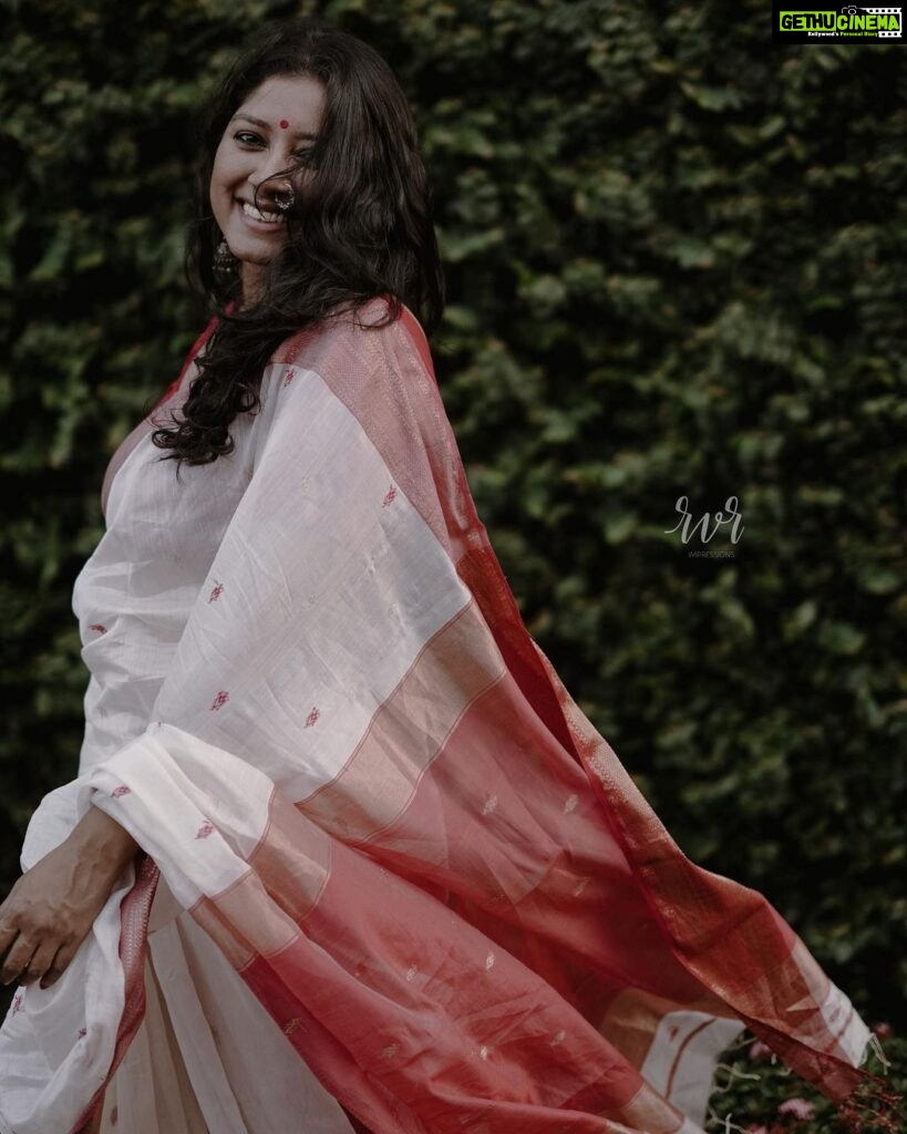 Anumol Instagram - Sunshine ☀️ mixed with a bit of hurricane 🌀 🧿🪬🧿❤️🧿🪬🧿 Thank you @byhand.in for gifting me this beautiful saree, in love with this ❤️ And my dear friend Rahul @rvrimpressions we should do this coffee meets often, you always capture me soo beautifully.. Thank you 🙏 ❤️ #anumol #anuyathra #sareelove #redandwhite #nosering #unapologeticallyme #spreadkindness #spreadlove Ernakulam