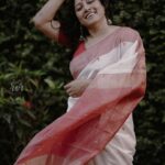 Anumol Instagram - Sunshine ☀️ mixed with a bit of hurricane 🌀 🧿🪬🧿❤️🧿🪬🧿 Thank you @byhand.in for gifting me this beautiful saree, in love with this ❤️ And my dear friend Rahul @rvrimpressions we should do this coffee meets often, you always capture me soo beautifully.. Thank you 🙏 ❤️ #anumol #anuyathra #sareelove #redandwhite #nosering #unapologeticallyme #spreadkindness #spreadlove Ernakulam