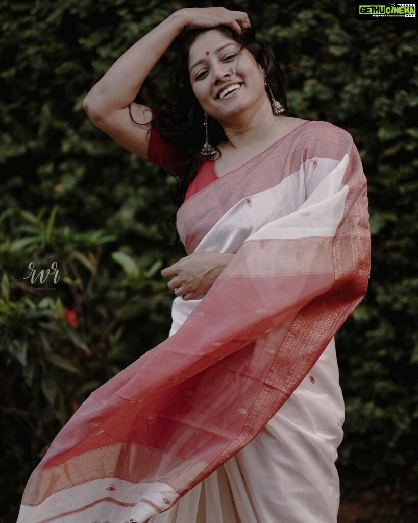 Anumol Instagram - Sunshine ☀️ mixed with a bit of hurricane 🌀 🧿🪬🧿❤️🧿🪬🧿 Thank you @byhand.in for gifting me this beautiful saree, in love with this ❤️ And my dear friend Rahul @rvrimpressions we should do this coffee meets often, you always capture me soo beautifully.. Thank you 🙏 ❤️ #anumol #anuyathra #sareelove #redandwhite #nosering #unapologeticallyme #spreadkindness #spreadlove Ernakulam
