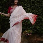 Anumol Instagram - Sunshine ☀️ mixed with a bit of hurricane 🌀 🧿🪬🧿❤️🧿🪬🧿 Thank you @byhand.in for gifting me this beautiful saree, in love with this ❤️ And my dear friend Rahul @rvrimpressions we should do this coffee meets often, you always capture me soo beautifully.. Thank you 🙏 ❤️ #anumol #anuyathra #sareelove #redandwhite #nosering #unapologeticallyme #spreadkindness #spreadlove Ernakulam