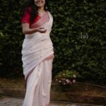 Anumol Instagram - Sunshine ☀️ mixed with a bit of hurricane 🌀 🧿🪬🧿❤️🧿🪬🧿 Thank you @byhand.in for gifting me this beautiful saree, in love with this ❤️ And my dear friend Rahul @rvrimpressions we should do this coffee meets often, you always capture me soo beautifully.. Thank you 🙏 ❤️ #anumol #anuyathra #sareelove #redandwhite #nosering #unapologeticallyme #spreadkindness #spreadlove Ernakulam