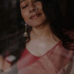 Anumol Instagram - അഗ്നി.. എന്‍ കരങ്ങളെ തളയ്ക്കും വിലങ്ങുകള്‍ അടിച്ചു തകര്‍ക്കുവാന്‍ ഉരുക്കു കൂടം വാര്‍ക്കുമഗ്നി എന്‍ സ്വരങ്ങളെ നൃത്തമാടിയ്ക്കും വീണക്കമ്പികള്‍ ഘനലോഹഹൃത്തില്‍ നിന്ന് ഇഴകളെയായ് നൂത്തെടുക്കുമഗ്നി. അഗ്നി.. - ഒ എൻ വി Inframe @anumolofficial Shots in @sonyalphain Costume @byhand.in Production @palettemedia #photostory #photoseries #photowalk #conceptshoot #portraitphotography #anumol #actress #kerala Kerala, India