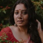 Anumol Instagram - അരികിലേക്കൊന്നണയുവാനെന്ന പോൽ അവളെയെൻ കാഴ്ച തേടുന്നു പിന്നെയും അരികിലില്ലവളെങ്കിലും എൻ മനമവളെയിപ്പൊഴും തേടുന്നു… - ബാലചന്ദ്രൻ ചുള്ളിക്കാട് Inframe @anumolofficial Shots in @sonyalphain Saree @byhand.in Production @palettemedia #photostory #photowalk #photography #portraitphotography #newseries #sonyalphia #emotions #poetry #lifequotes God's own country