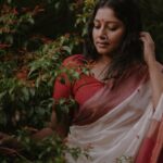 Anumol Instagram - അരികിലേക്കൊന്നണയുവാനെന്ന പോൽ അവളെയെൻ കാഴ്ച തേടുന്നു പിന്നെയും അരികിലില്ലവളെങ്കിലും എൻ മനമവളെയിപ്പൊഴും തേടുന്നു… - ബാലചന്ദ്രൻ ചുള്ളിക്കാട് Inframe @anumolofficial Shots in @sonyalphain Saree @byhand.in Production @palettemedia #photostory #photowalk #photography #portraitphotography #newseries #sonyalphia #emotions #poetry #lifequotes God's own country