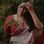 Anumol Instagram - അരികിലേക്കൊന്നണയുവാനെന്ന പോൽ അവളെയെൻ കാഴ്ച തേടുന്നു പിന്നെയും അരികിലില്ലവളെങ്കിലും എൻ മനമവളെയിപ്പൊഴും തേടുന്നു… - ബാലചന്ദ്രൻ ചുള്ളിക്കാട് Inframe @anumolofficial Shots in @sonyalphain Saree @byhand.in Production @palettemedia #photostory #photowalk #photography #portraitphotography #newseries #sonyalphia #emotions #poetry #lifequotes God's own country