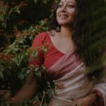 Anumol Instagram - അരികിലേക്കൊന്നണയുവാനെന്ന പോൽ അവളെയെൻ കാഴ്ച തേടുന്നു പിന്നെയും അരികിലില്ലവളെങ്കിലും എൻ മനമവളെയിപ്പൊഴും തേടുന്നു… - ബാലചന്ദ്രൻ ചുള്ളിക്കാട് Inframe @anumolofficial Shots in @sonyalphain Saree @byhand.in Production @palettemedia #photostory #photowalk #photography #portraitphotography #newseries #sonyalphia #emotions #poetry #lifequotes God's own country
