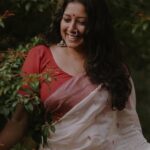 Anumol Instagram - അരികിലേക്കൊന്നണയുവാനെന്ന പോൽ അവളെയെൻ കാഴ്ച തേടുന്നു പിന്നെയും അരികിലില്ലവളെങ്കിലും എൻ മനമവളെയിപ്പൊഴും തേടുന്നു… - ബാലചന്ദ്രൻ ചുള്ളിക്കാട് Inframe @anumolofficial Shots in @sonyalphain Saree @byhand.in Production @palettemedia #photostory #photowalk #photography #portraitphotography #newseries #sonyalphia #emotions #poetry #lifequotes God's own country
