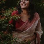 Anumol Instagram - അരികിലേക്കൊന്നണയുവാനെന്ന പോൽ അവളെയെൻ കാഴ്ച തേടുന്നു പിന്നെയും അരികിലില്ലവളെങ്കിലും എൻ മനമവളെയിപ്പൊഴും തേടുന്നു… - ബാലചന്ദ്രൻ ചുള്ളിക്കാട് Inframe @anumolofficial Shots in @sonyalphain Saree @byhand.in Production @palettemedia #photostory #photowalk #photography #portraitphotography #newseries #sonyalphia #emotions #poetry #lifequotes God's own country