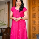 Anumol Instagram - Wearing a beautiful @seamstress_india salwar @saneshphotography click @shibu.bokehpix Grading #anumol #anuyathra #seamstresssalwar #handloom #silk #fushcia #eventready Rayiranellur,Naduvattam