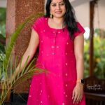 Anumol Instagram - Wearing a beautiful @seamstress_india salwar @saneshphotography click @shibu.bokehpix Grading #anumol #anuyathra #seamstresssalwar #handloom #silk #fushcia #eventready Rayiranellur,Naduvattam
