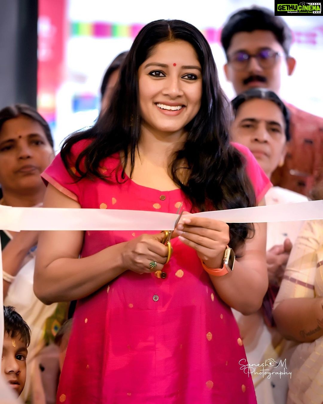 Anumol Instagram - Happily presenting @naithu_naithu to you all.. All the best @shrutyprasanth so glad that I could be a small part of your dream.. I have seen you working soo hard for this.. Ellam nannayi varum ❤️🧿🪬 Friends, please check out @naithu_naithu at megamall Ottapalam for all your handloom search.. @saneshphotography click @shibu.bokehpix Grading. #anumol #anuyathra #events #inauguration #ottapalam #naithukada #supporthandloom #womenentrepreneurs #spreadhappiness #peace✌️ Mega Mall,ottapalam
