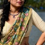 Anumol Instagram - Post Onam shoot scenes !!! This video captured by Raji @nattupaathakal Clicks @rvrimpressions Costume @dipalidesigners MUA @soumyashyam_makeupartist ഓണാശംസകൾ 🌼 #Onam #OnamFestival #Kerala #Pookalam #Sadya #OnamCelebration #OnamVibes #HarvestFestival #TraditionalAttire #CulturalHeritage #onam2023 Valanthakad