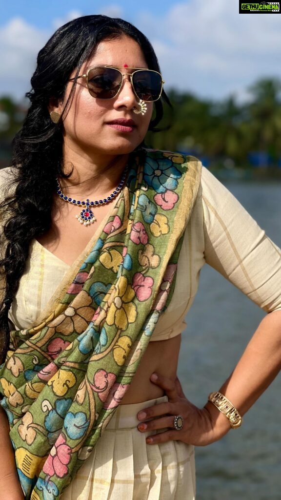 Anumol Instagram - Post Onam shoot scenes !!! This video captured by Raji @nattupaathakal Clicks @rvrimpressions Costume @dipalidesigners MUA @soumyashyam_makeupartist ഓണാശംസകൾ 🌼 #Onam #OnamFestival #Kerala #Pookalam #Sadya #OnamCelebration #OnamVibes #HarvestFestival #TraditionalAttire #CulturalHeritage #onam2023 Valanthakad