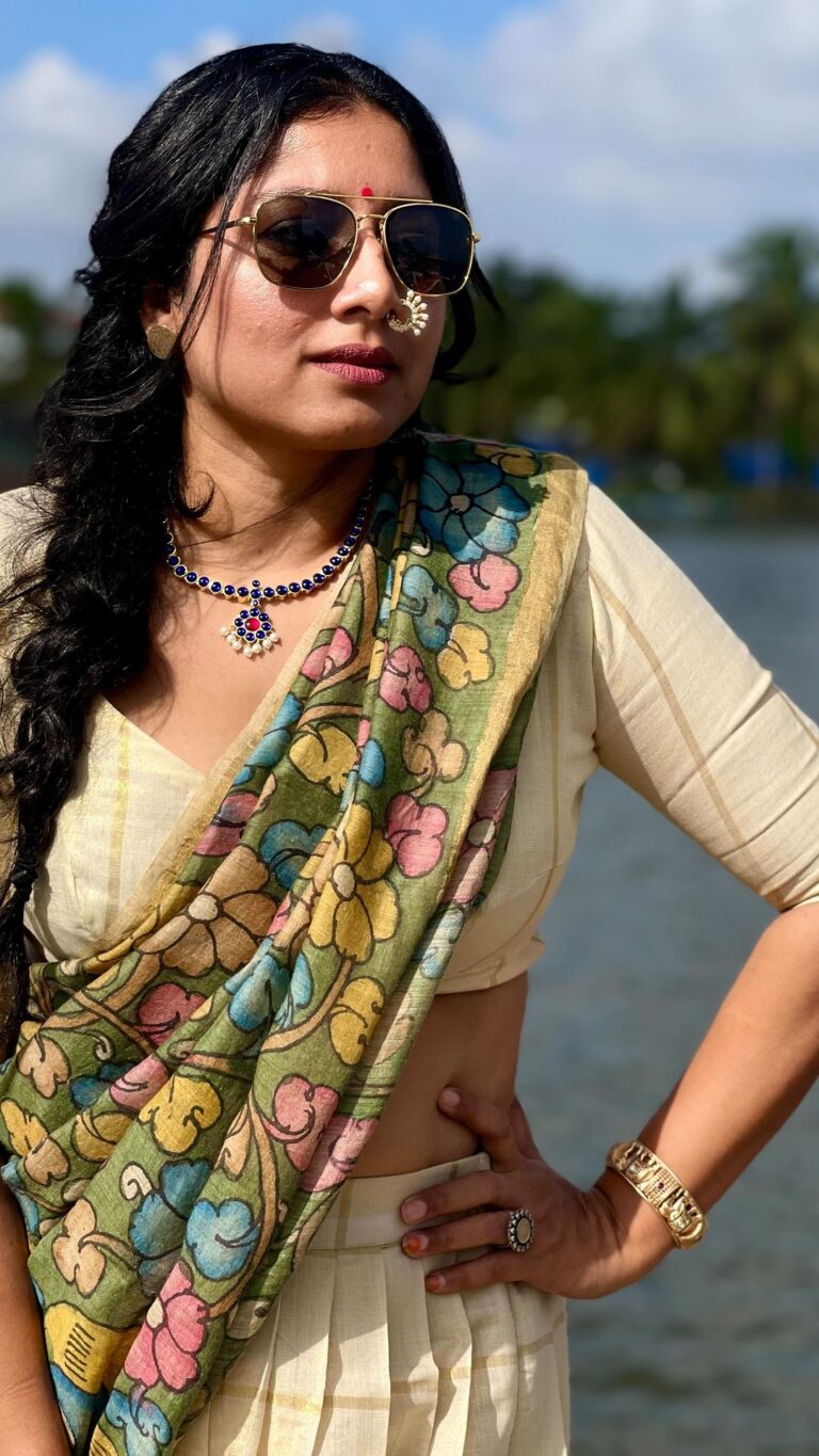 Anumol Instagram - Post Onam shoot scenes !!! This video captured by Raji @nattupaathakal Clicks @rvrimpressions Costume @dipalidesigners MUA @soumyashyam_makeupartist ഓണാശംസകൾ 🌼 #Onam #OnamFestival #Kerala #Pookalam #Sadya #OnamCelebration #OnamVibes #HarvestFestival #TraditionalAttire #CulturalHeritage #onam2023 Valanthakad