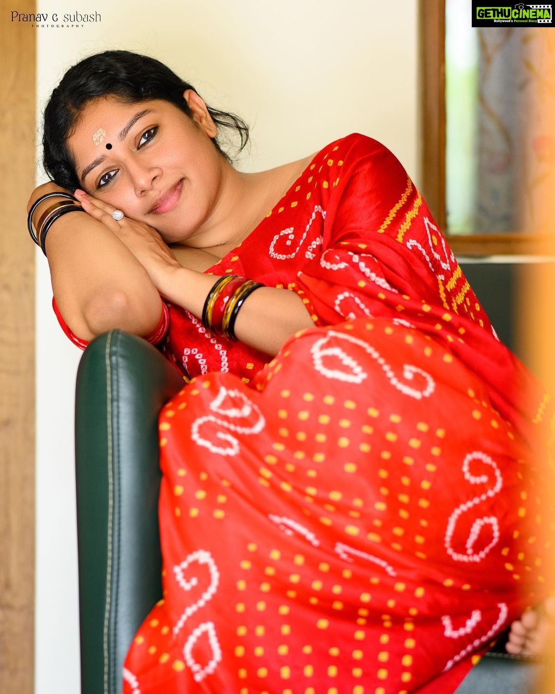 Anumol Instagram - How about this beautiful red Bandhani saree for Onam? 🌺 Thank you for gifting me this saree, Hastavem @pranavcsubash_photography click #anumol #anuyathra #onam #hastavemsaree #red #bandhanisaree Rayiranellur,Naduvattam