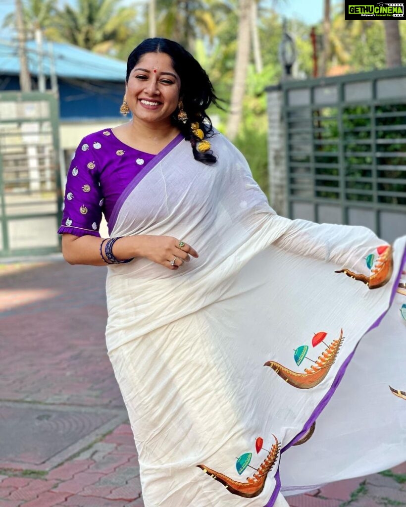 Anumol Instagram - The wind may mess up my saree, but it brings me joy.. Thank you for this beautiful Onam gift @parama_g 📸 @nattupaathakal Kalamassery, India