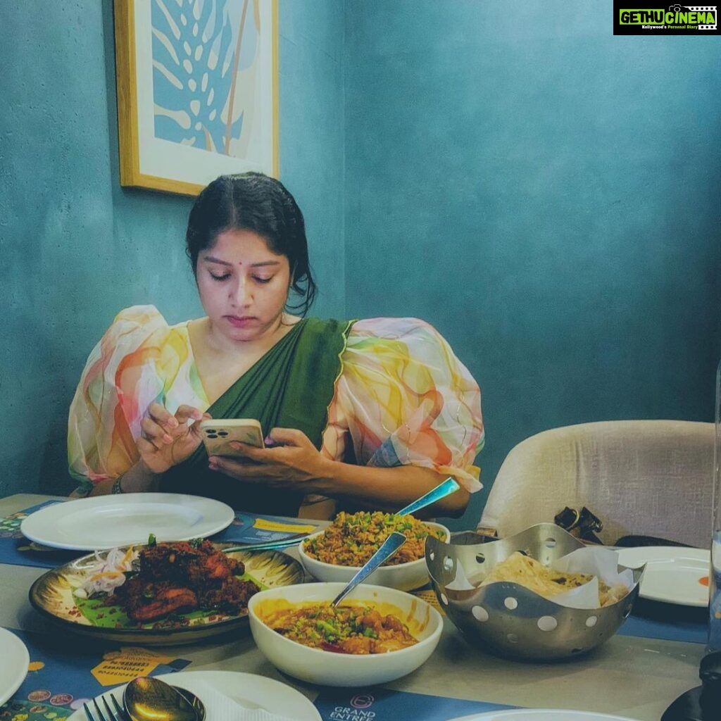 Anumol Instagram - Caught candid !!! Caption this ❤️🧿 നല്ല അടിക്കുറിപ്പുകൾ പോരട്ടെ !!! Thank you @vivi.dq for this capture 🙏 #anumol #anuyathra #dinner #postkokevent #saree #anydayanytimeanywheresaree #happyonam Ernakulam district