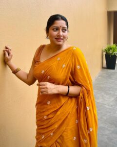 Anumol Instagram - Got so many appreciations and enquiries for this soft mul cotton saree from @ithal.india , also this is one of my personal favourite from my recent purchases 

ഈ  series കഴിഞ്ഞില്ലേ ? മാറ്റീല്യേ? എന്ന ചോദ്യം നിരോധിച്ചിക്കുന്നു. 

ഈ സാരി വേറെ കളറുകൾ കൂടെ എടുത്താലോ ? 

#Anumol #Anuyathra #sareelove #anywhereanytimesaree #spreadkindness