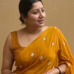 Anumol Instagram - Got so many appreciations and enquiries for this soft mul cotton saree from @ithal.india , also this is one of my personal favourite from my recent purchases ഈ series കഴിഞ്ഞില്ലേ ? മാറ്റീല്യേ? എന്ന ചോദ്യം നിരോധിച്ചിക്കുന്നു. ഈ സാരി വേറെ കളറുകൾ കൂടെ എടുത്താലോ ? #Anumol #Anuyathra #sareelove #anywhereanytimesaree #spreadkindness