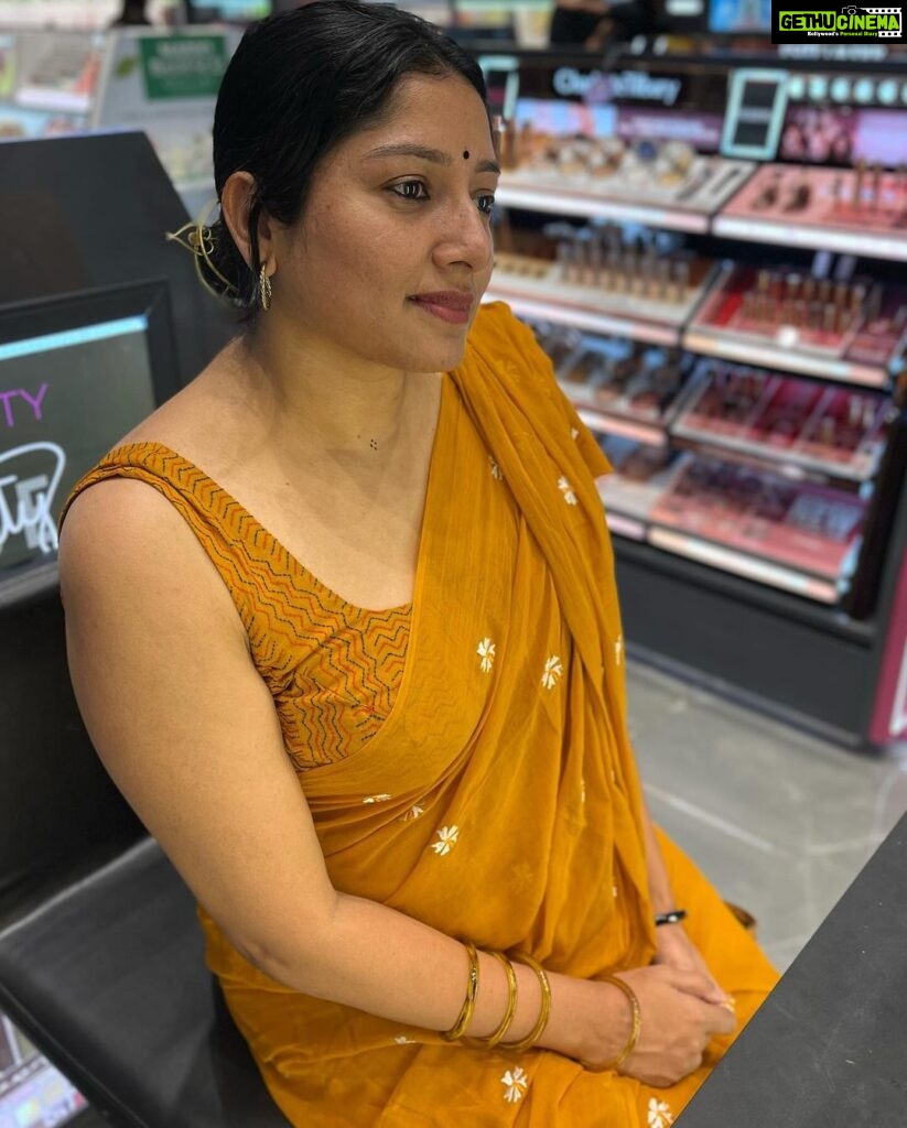 Anumol Instagram - Got so many appreciations and enquiries for this soft mul cotton saree from @ithal.india , also this is one of my personal favourite from my recent purchases ഈ series കഴിഞ്ഞില്ലേ ? മാറ്റീല്യേ? എന്ന ചോദ്യം നിരോധിച്ചിക്കുന്നു. ഈ സാരി വേറെ കളറുകൾ കൂടെ എടുത്താലോ ? #Anumol #Anuyathra #sareelove #anywhereanytimesaree #spreadkindness