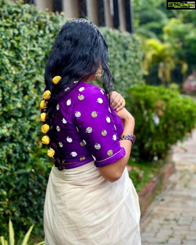 Anumol Instagram - 🌼 This saree and blouse is one of my favorites from this Onam season. 🌼 Thank you, @parama_g for sending it across. 💕 @nattupaathakal Click #Anumol #Anuyathra #OnamSeason #SareeLove #FashionGoals #OnamFashion #Gratitude Kalamassery, India