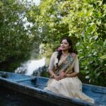 Anumol Instagram - ഓണാശംസകൾ 🌼 എല്ലാര്‍ക്കും നിറയെ സ്നേഹം 🌼❤️ Wearing @dipalidesigners Clicks @rvrimpressions @palettemedia Necklace @abharanam MUA @soumyashyam_makeupartist And my all support @nattupaathakal #Onam #OnamFestival #Kerala #Pookalam #Sadya #OnamCelebration #OnamVibes #HarvestFestival #TraditionalAttire #CulturalHeritage #Onam2023 Valanthakad