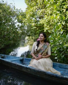 Anumol Instagram - ഓണാശംസകൾ 🌼 എല്ലാര്‍ക്കും നിറയെ സ്നേഹം 🌼❤️ Wearing @dipalidesigners Clicks @rvrimpressions @palettemedia Necklace @abharanam MUA @soumyashyam_makeupartist And my all support @nattupaathakal #Onam #OnamFestival #Kerala #Pookalam #Sadya #OnamCelebration #OnamVibes #HarvestFestival #TraditionalAttire #CulturalHeritage #Onam2023 Valanthakad