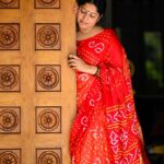 Anumol Instagram – How about this beautiful red Bandhani saree for Onam? 🌺 

Thank you for gifting me this saree, Hastavem

@pranavcsubash_photography click

#anumol #anuyathra #onam #hastavemsaree #red #bandhanisaree Rayiranellur,Naduvattam