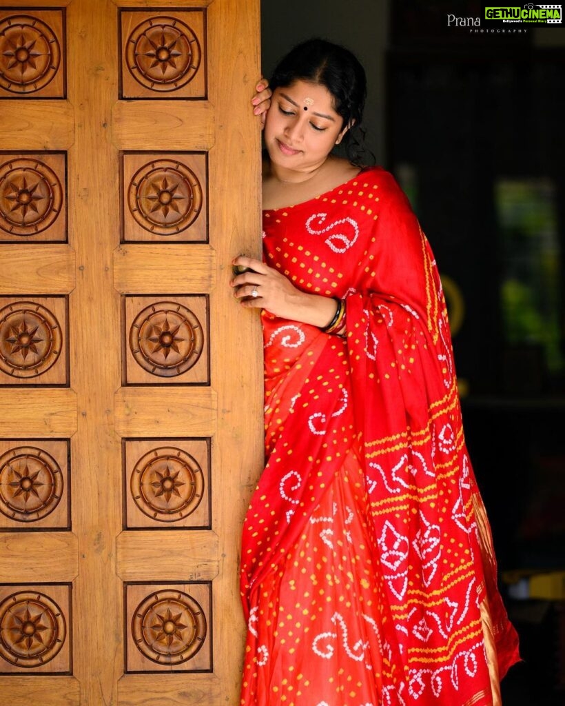 Anumol Instagram - How about this beautiful red Bandhani saree for Onam? 🌺 Thank you for gifting me this saree, Hastavem @pranavcsubash_photography click #anumol #anuyathra #onam #hastavemsaree #red #bandhanisaree Rayiranellur,Naduvattam