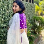 Anumol Instagram – The wind may mess up my saree, but it brings me joy..
Thank you for this beautiful Onam gift @parama_g 

📸 @nattupaathakal Kalamassery, India