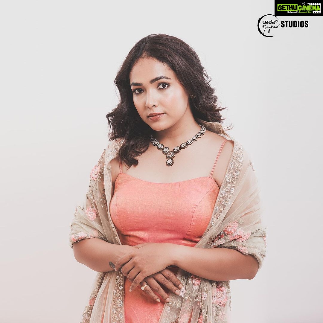 Anupama Gowda Instagram - I promise it was my photoshoot but ended up having his pictures more π
#meandmyshadow Outfit: @kalasthreebytejaswinikranthi Styling: @tejukranthi Assisted by: @khushi_jagadisha Jewellery: @sunrisesilversmiths PC: @raghavstudios Bangalore, India