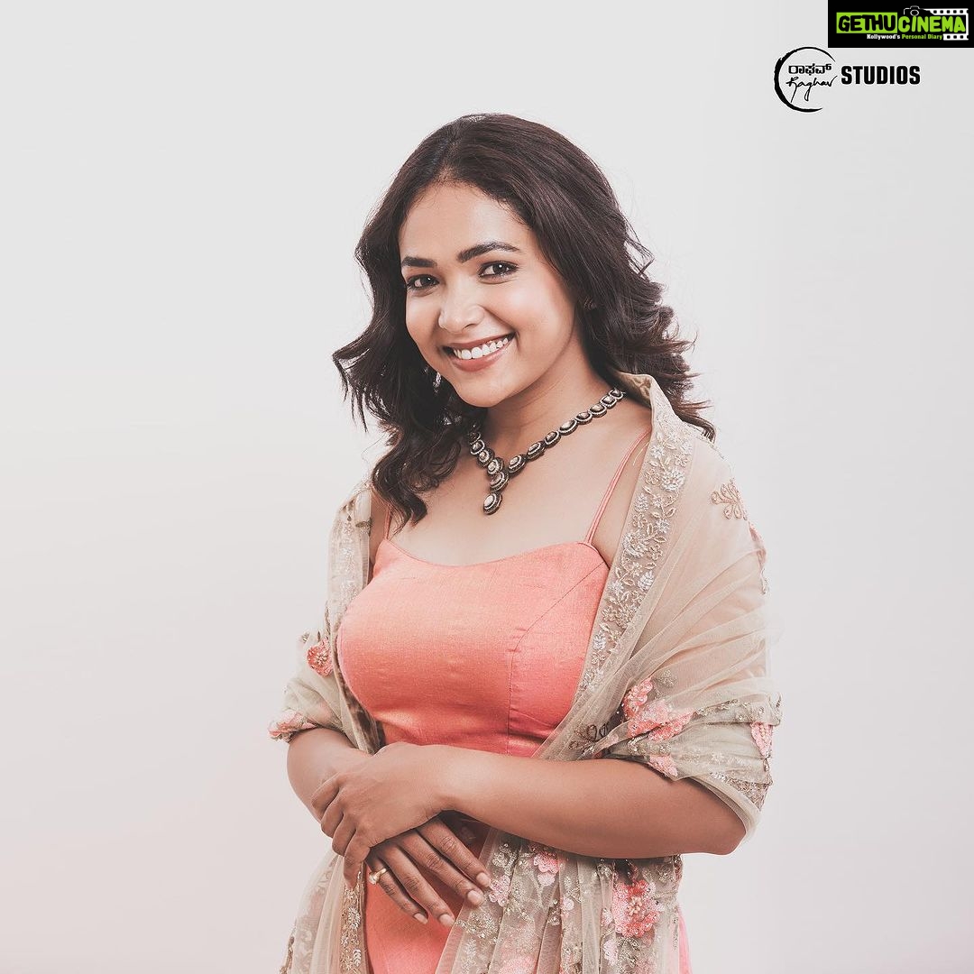 Anupama Gowda Instagram - I promise it was my photoshoot but ended up having his pictures more π
#meandmyshadow Outfit: @kalasthreebytejaswinikranthi Styling: @tejukranthi Assisted by: @khushi_jagadisha Jewellery: @sunrisesilversmiths PC: @raghavstudios Bangalore, India