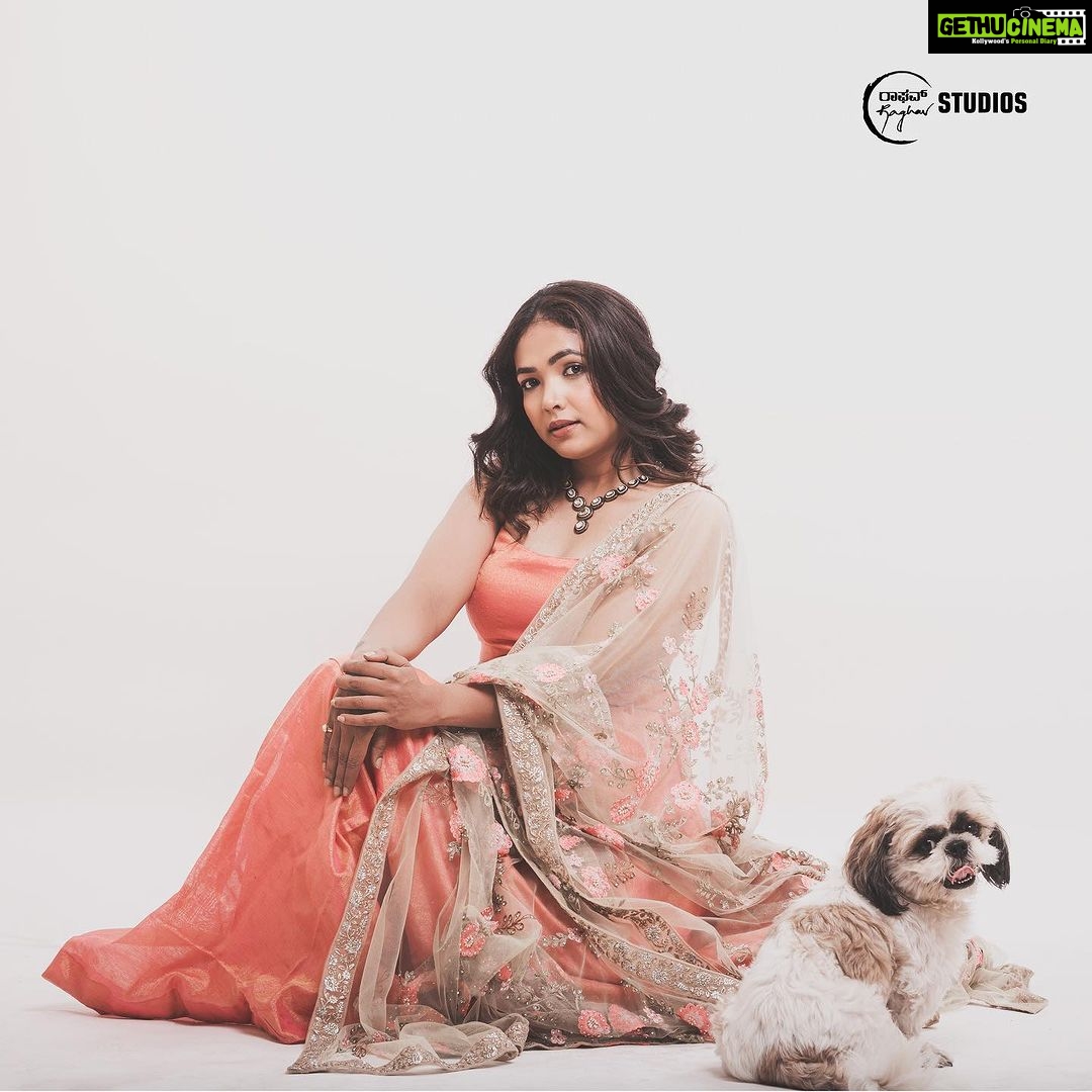 Anupama Gowda Instagram - I promise it was my photoshoot but ended up having his pictures more π
#meandmyshadow Outfit: @kalasthreebytejaswinikranthi Styling: @tejukranthi Assisted by: @khushi_jagadisha Jewellery: @sunrisesilversmiths PC: @raghavstudios Bangalore, India