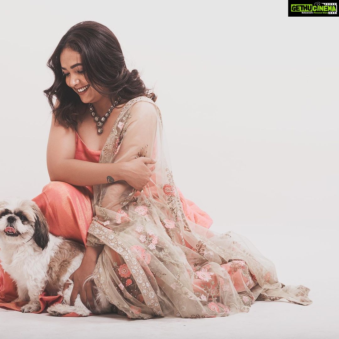 Anupama Gowda Instagram - I promise it was my photoshoot but ended up having his pictures more π
#meandmyshadow Outfit: @kalasthreebytejaswinikranthi Styling: @tejukranthi Assisted by: @khushi_jagadisha Jewellery: @sunrisesilversmiths PC: @raghavstudios Bangalore, India