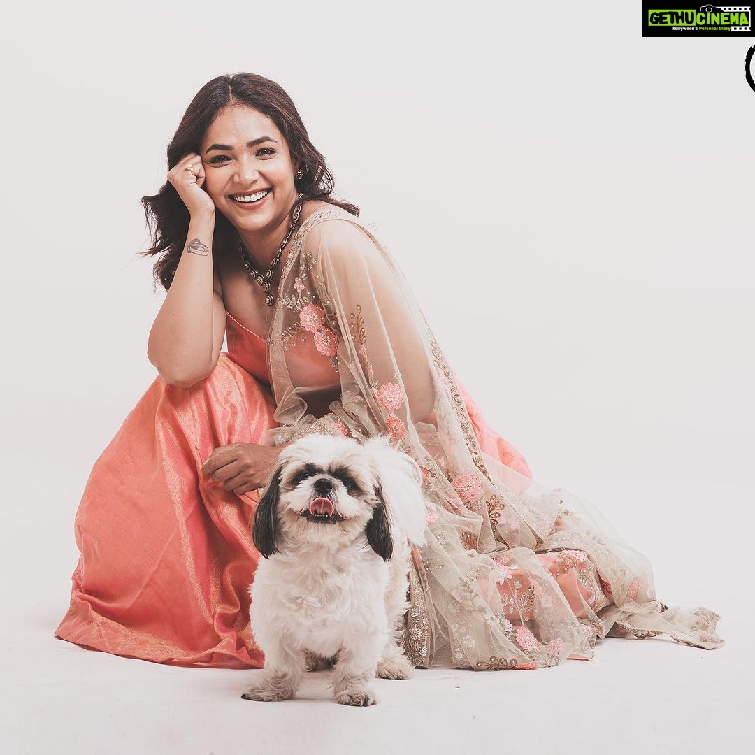 Anupama Gowda Instagram - I promise it was my photoshoot but ended up having his pictures more π
#meandmyshadow Outfit: @kalasthreebytejaswinikranthi Styling: @tejukranthi Assisted by: @khushi_jagadisha Jewellery: @sunrisesilversmiths PC: @raghavstudios Bangalore, India