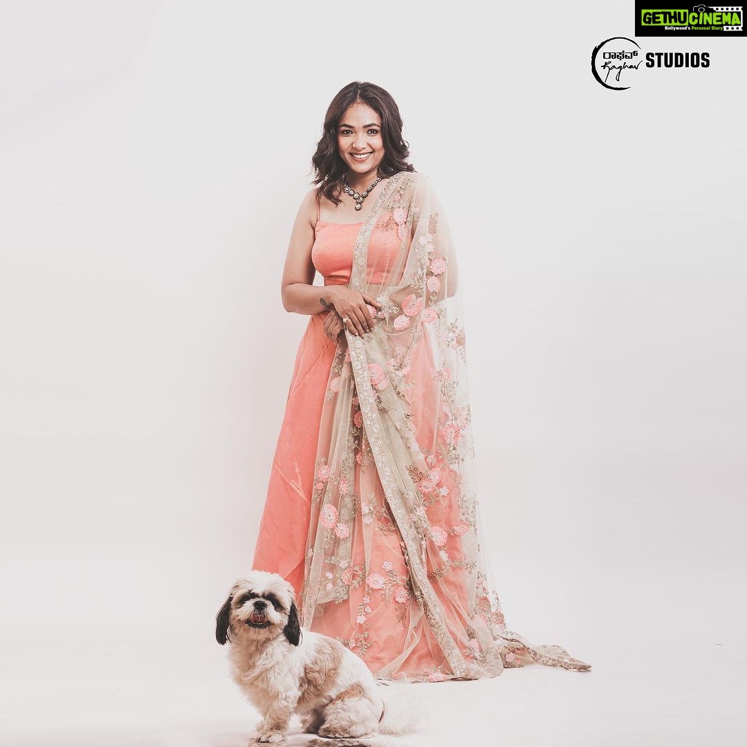 Anupama Gowda Instagram - I promise it was my photoshoot but ended up having his pictures more π
#meandmyshadow Outfit: @kalasthreebytejaswinikranthi Styling: @tejukranthi Assisted by: @khushi_jagadisha Jewellery: @sunrisesilversmiths PC: @raghavstudios Bangalore, India