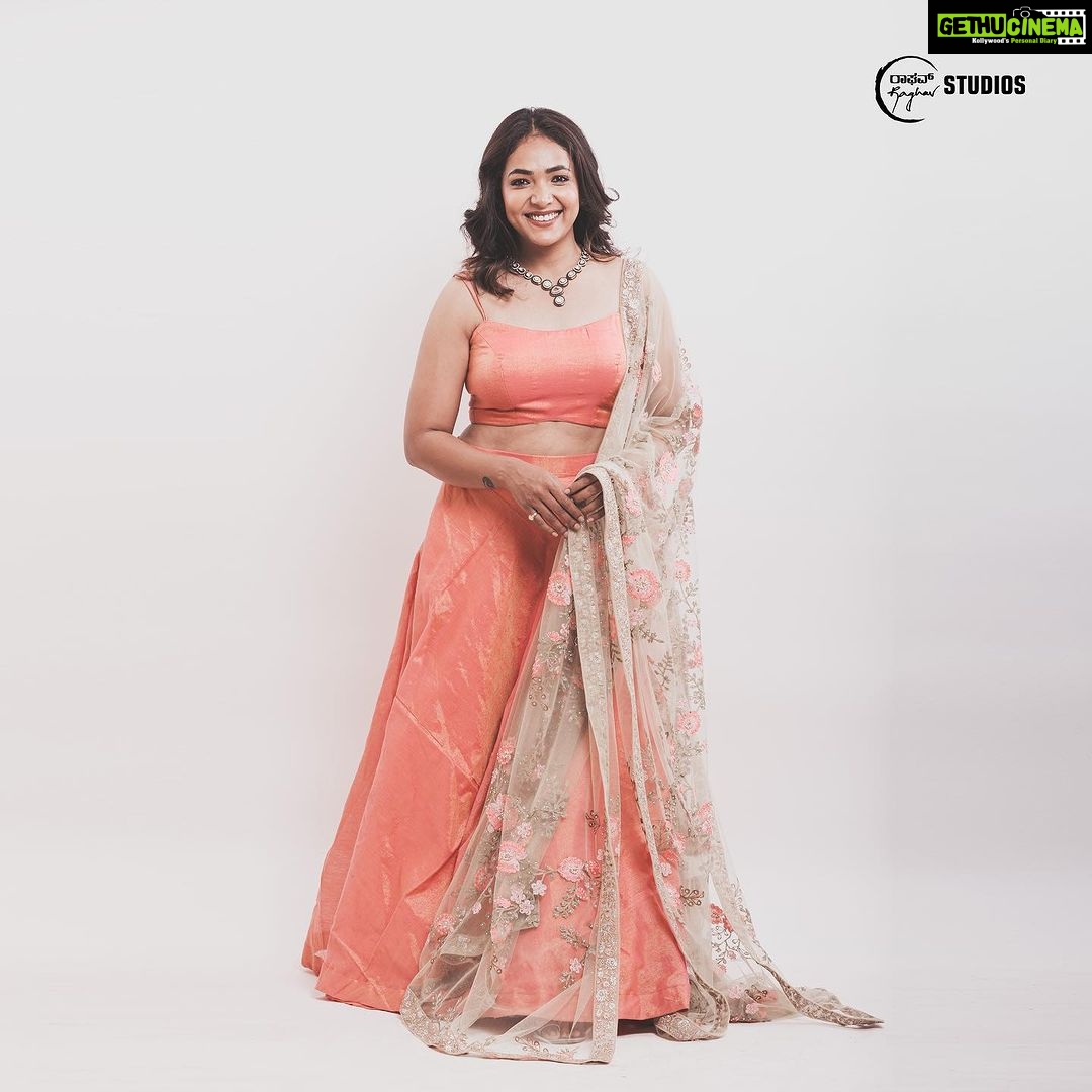Anupama Gowda Instagram - I promise it was my photoshoot but ended up having his pictures more π
#meandmyshadow Outfit: @kalasthreebytejaswinikranthi Styling: @tejukranthi Assisted by: @khushi_jagadisha Jewellery: @sunrisesilversmiths PC: @raghavstudios Bangalore, India