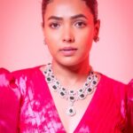 Anupama Gowda Instagram - One pose at a time 😎 Outfit: @kalasthreebytejaswinikranthi Styling : @tejukranthi @khushi_jagadisha Jewellery: @velvetboxby PC: @raghavstudios Bangalore, India