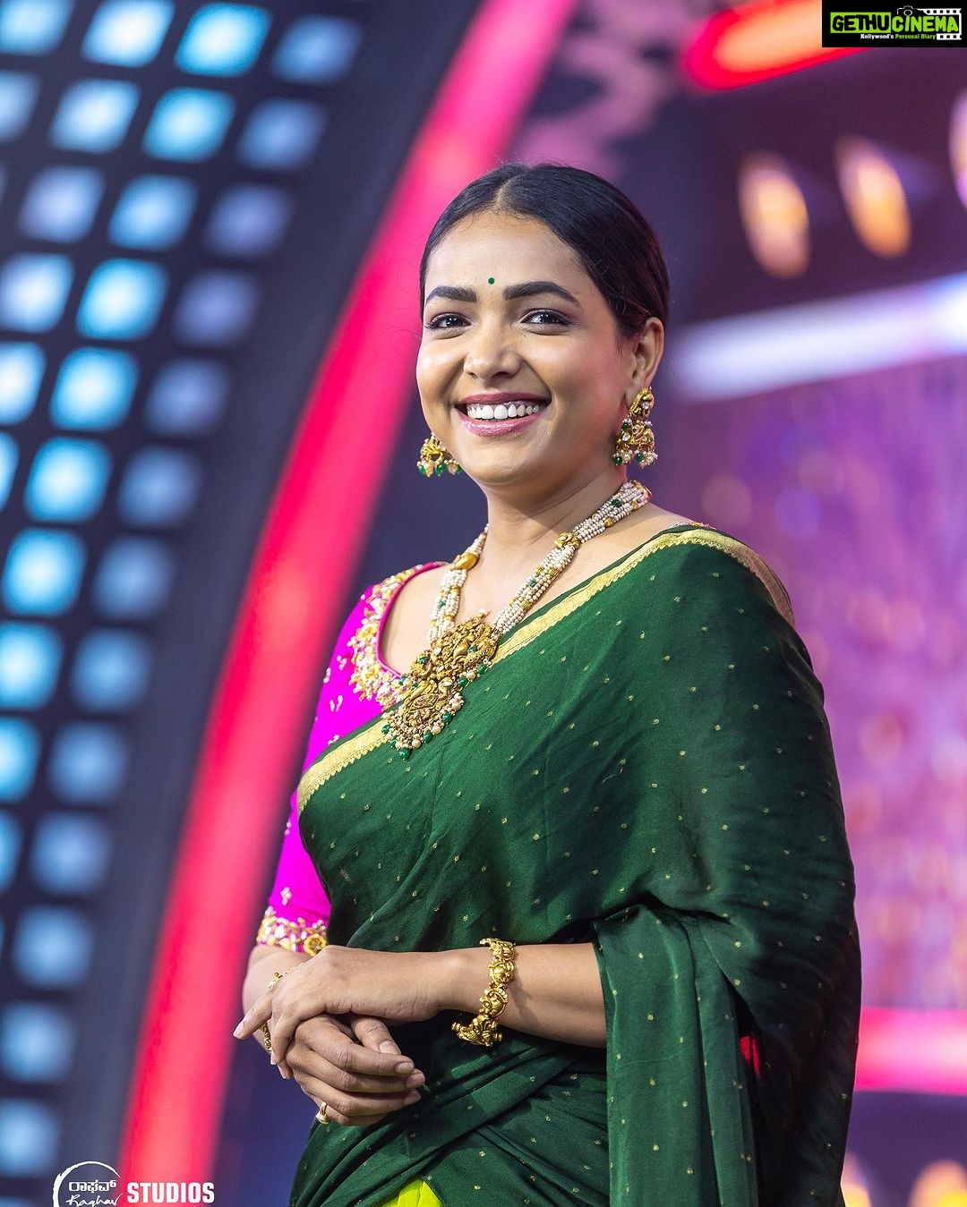 Anupama Gowda Instagram - Suvarna Super Star Sunday Special π«ΆπΌ Styling: @tejukranthi Assisted by: @khushi_jagadisha Outfit: @anthariya_ Jewellery: @sunrisesilversmiths PC: @raghavstudios MUA: Yours truly A π