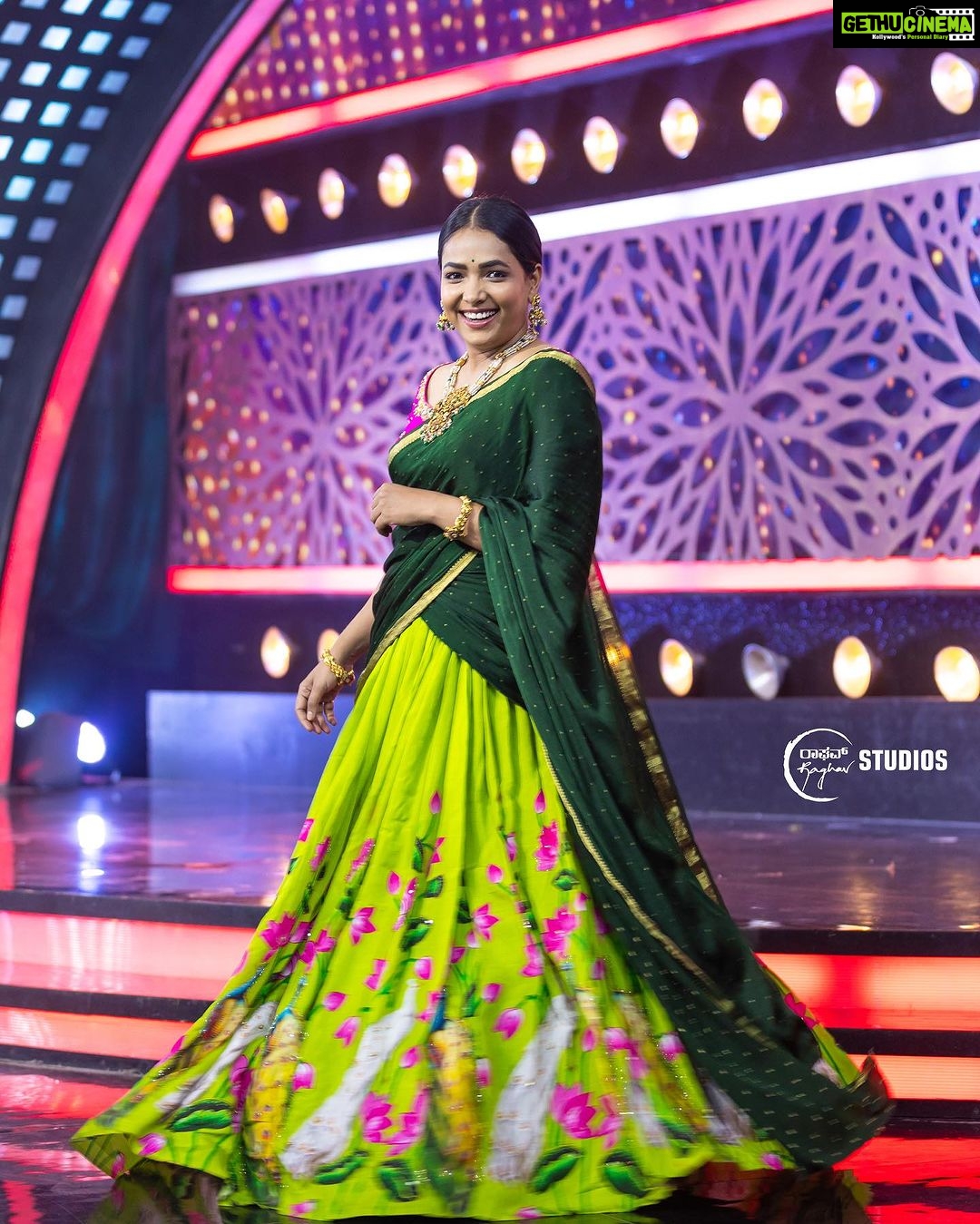Anupama Gowda Instagram - Suvarna Super Star Sunday Special π«ΆπΌ Styling: @tejukranthi Assisted by: @khushi_jagadisha Outfit: @anthariya_ Jewellery: @sunrisesilversmiths PC: @raghavstudios MUA: Yours truly A π