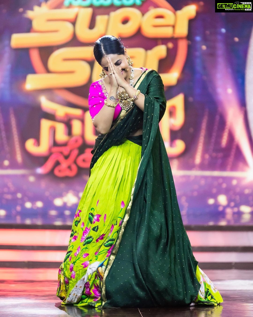Anupama Gowda Instagram - Suvarna Super Star Sunday Special π«ΆπΌ Styling: @tejukranthi Assisted by: @khushi_jagadisha Outfit: @anthariya_ Jewellery: @sunrisesilversmiths PC: @raghavstudios MUA: Yours truly A π