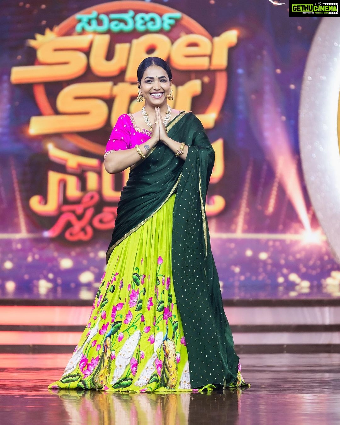 Anupama Gowda Instagram - Suvarna Super Star Sunday Special π«ΆπΌ Styling: @tejukranthi Assisted by: @khushi_jagadisha Outfit: @anthariya_ Jewellery: @sunrisesilversmiths PC: @raghavstudios MUA: Yours truly A π