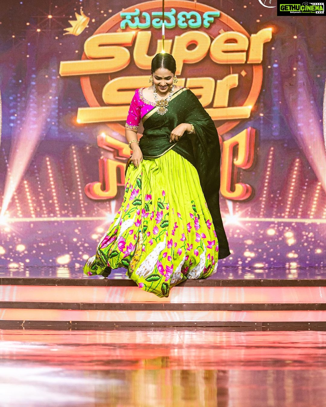 Anupama Gowda Instagram - Suvarna Super Star Sunday Special π«ΆπΌ Styling: @tejukranthi Assisted by: @khushi_jagadisha Outfit: @anthariya_ Jewellery: @sunrisesilversmiths PC: @raghavstudios MUA: Yours truly A π