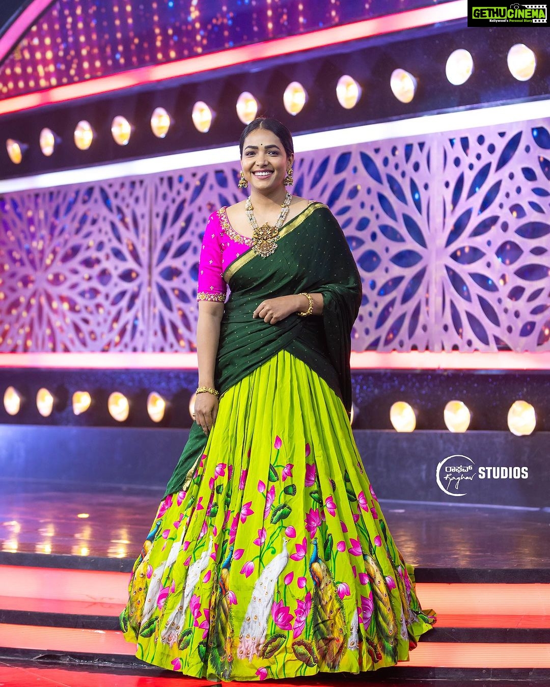 Anupama Gowda Instagram - Suvarna Super Star Sunday Special π«ΆπΌ Styling: @tejukranthi Assisted by: @khushi_jagadisha Outfit: @anthariya_ Jewellery: @sunrisesilversmiths PC: @raghavstudios MUA: Yours truly A π