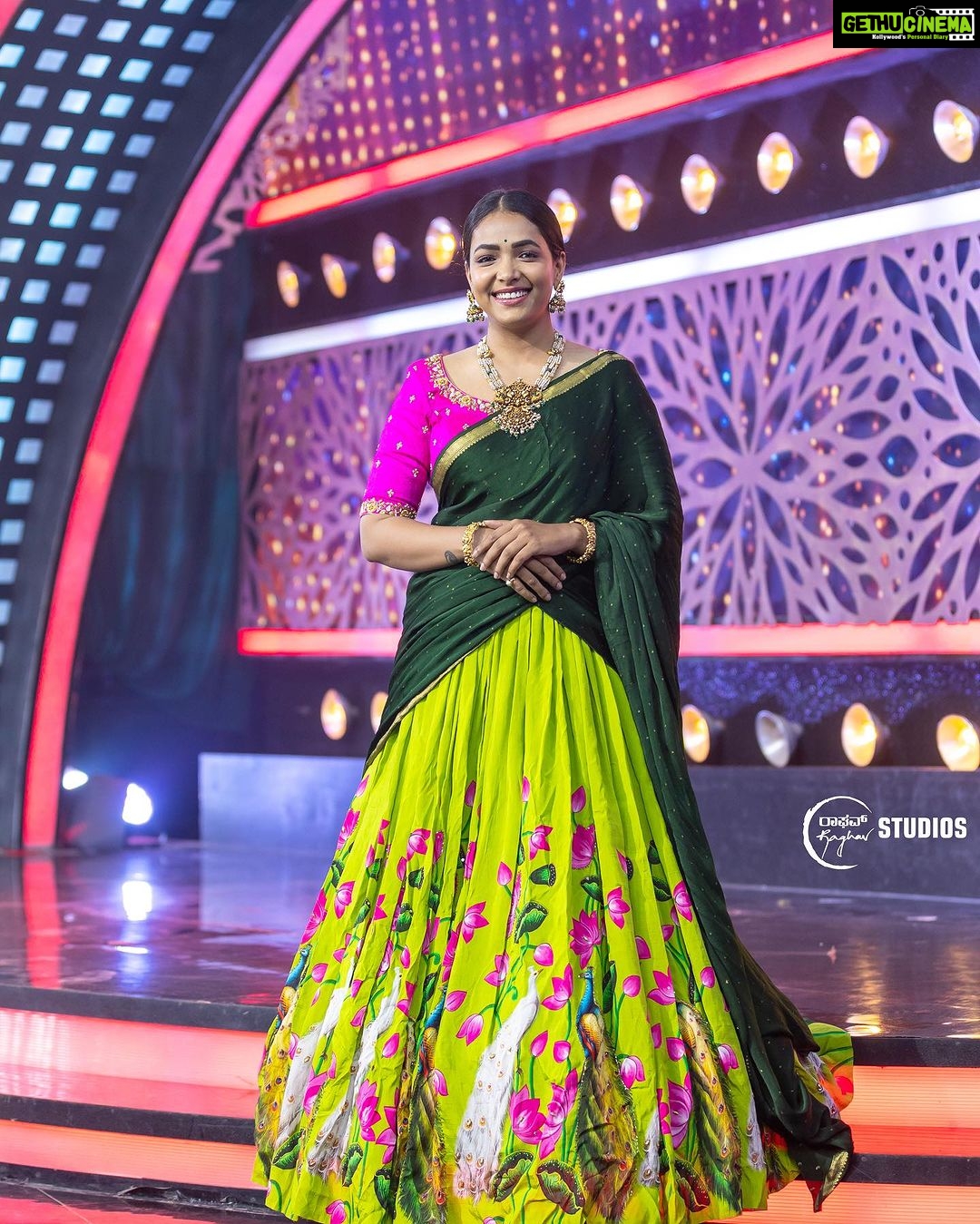 Anupama Gowda Instagram - Suvarna Super Star Sunday Special π«ΆπΌ Styling: @tejukranthi Assisted by: @khushi_jagadisha Outfit: @anthariya_ Jewellery: @sunrisesilversmiths PC: @raghavstudios MUA: Yours truly A π