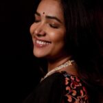 Anupama Gowda Instagram – 🖤✨

Styling: @tejukranthi 
Blouse: @assyadesigner 
Jewellery: @bcos_its_silver 
PC: @raghavstudios Bangalore, India