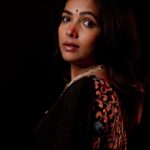 Anupama Gowda Instagram – 🖤✨

Styling: @tejukranthi 
Blouse: @assyadesigner 
Jewellery: @bcos_its_silver 
PC: @raghavstudios Bangalore, India